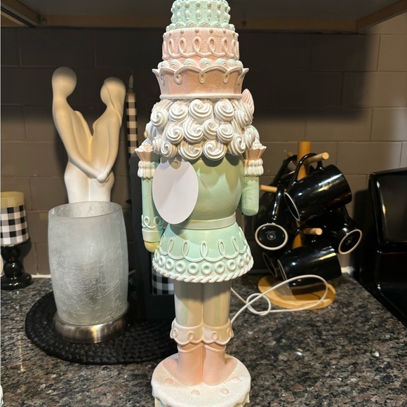 Large pastel nutcracker (new) - Picture 2 of 5